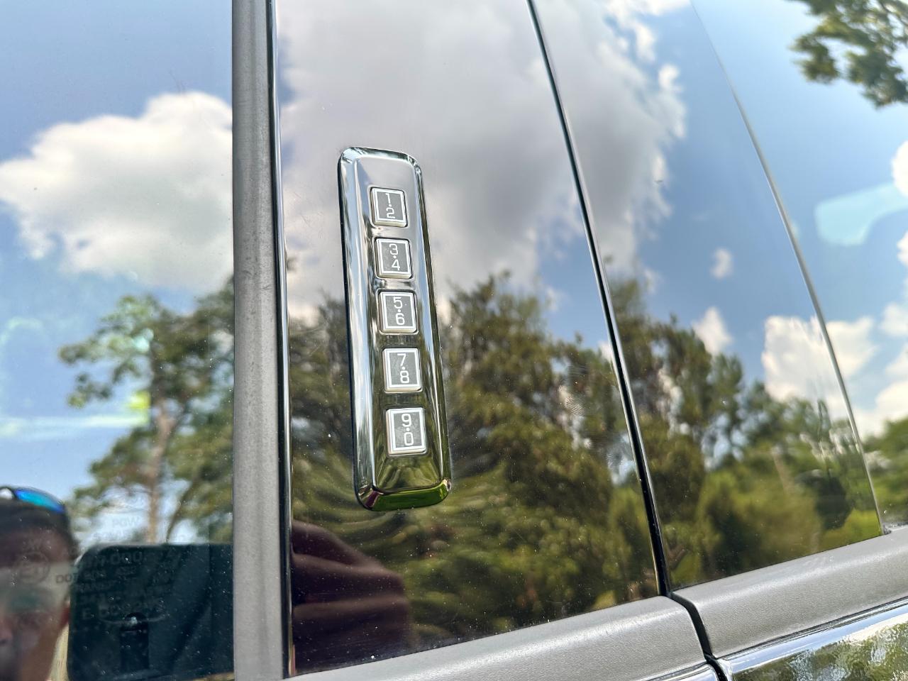 Ford Super Duty F-350 DRW Lariat 4WD Crew Cab 8' Box 2018