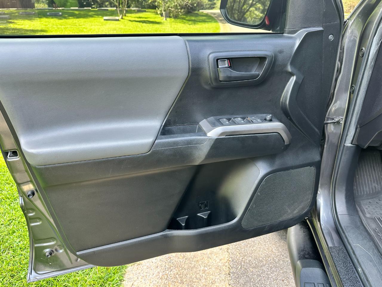 Toyota Tacoma 2WD SR5 Double Cab 5' Bed V6 AT (Natl) 2022