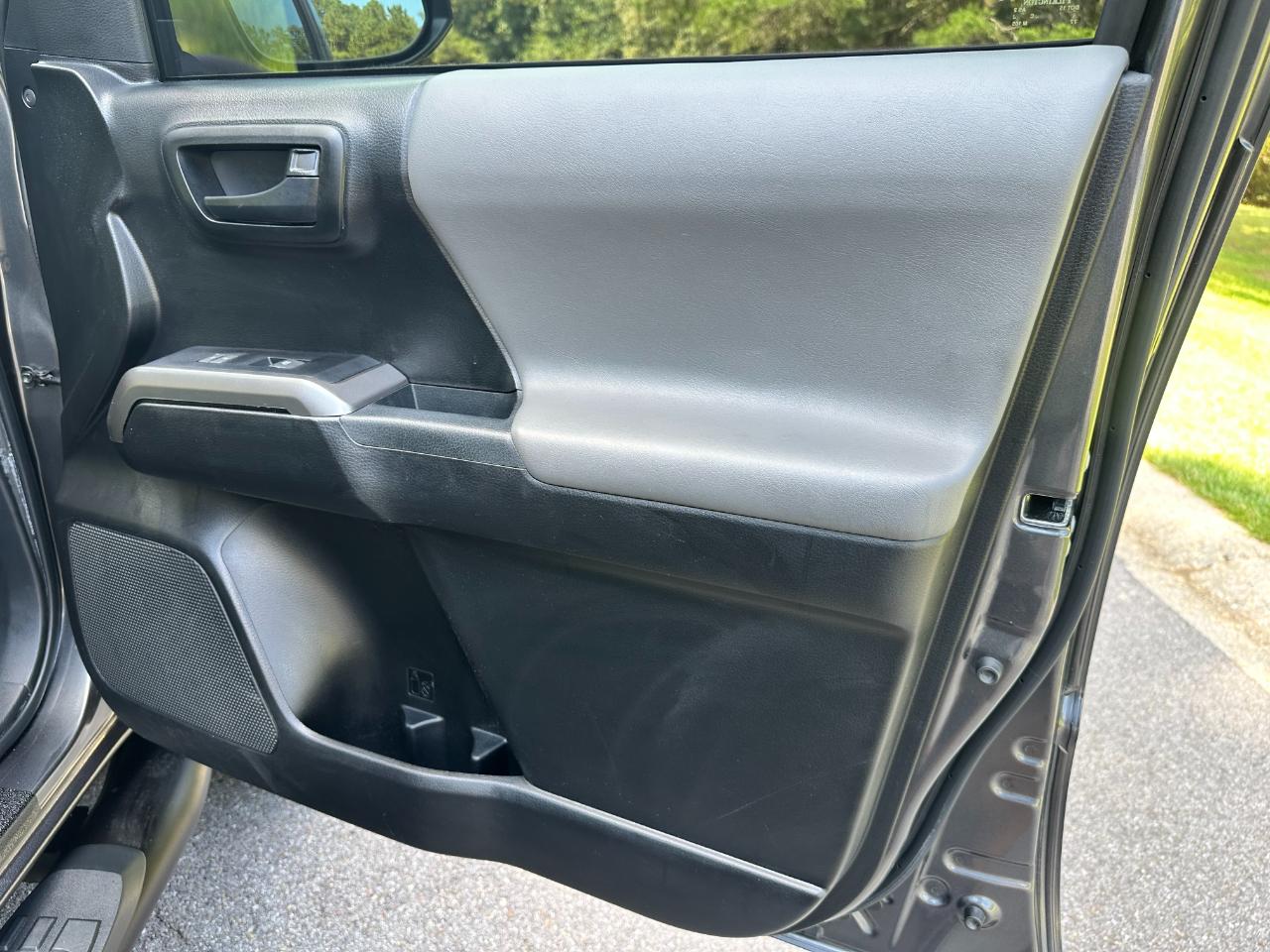 Toyota Tacoma 2WD SR5 Double Cab 5' Bed V6 AT (Natl) 2022