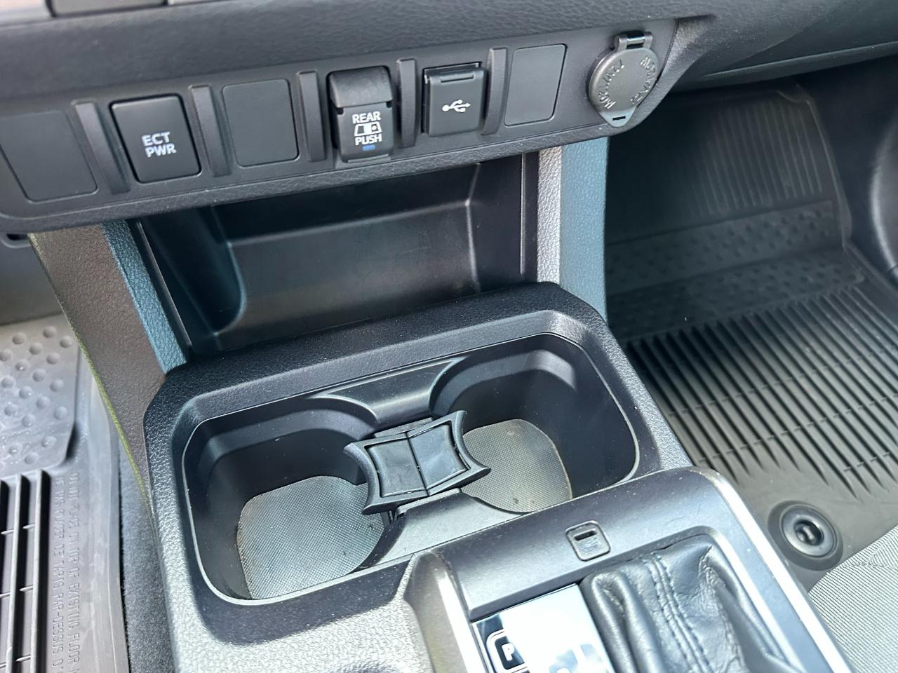 Toyota Tacoma 2WD SR5 Double Cab 5' Bed V6 AT (Natl) 2022