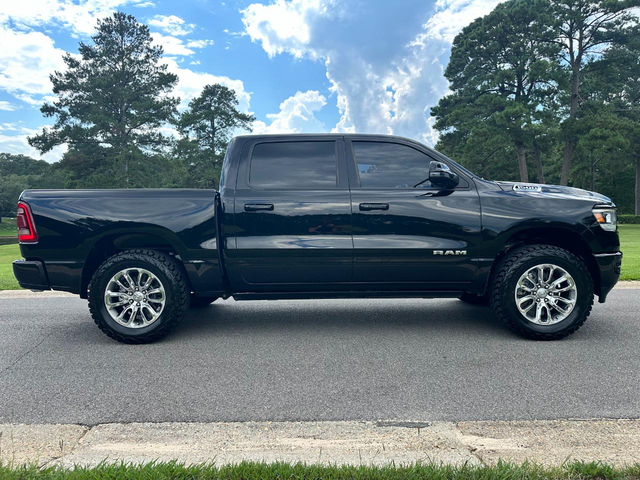 RAM 1500 Laramie 4x4 Crew Cab 5'7" Box 2023
