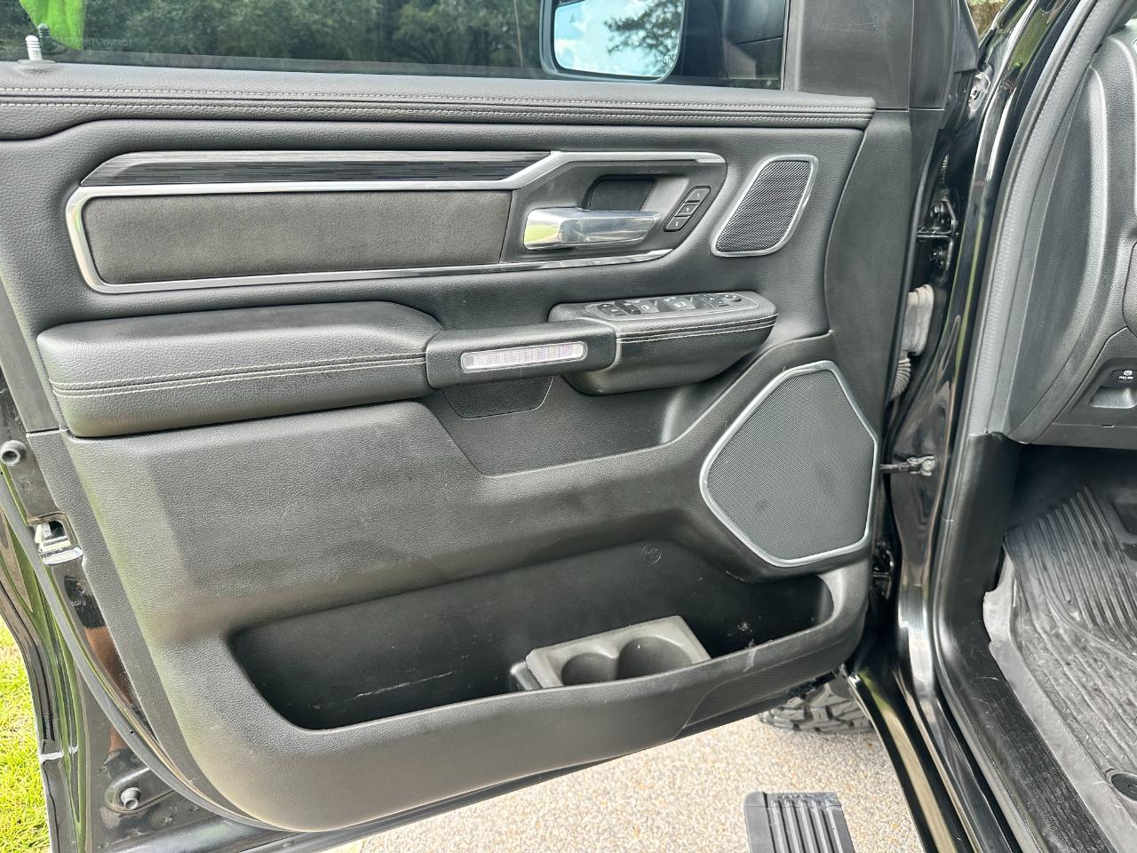 RAM 1500 Laramie 4x4 Crew Cab 5'7" Box 2023