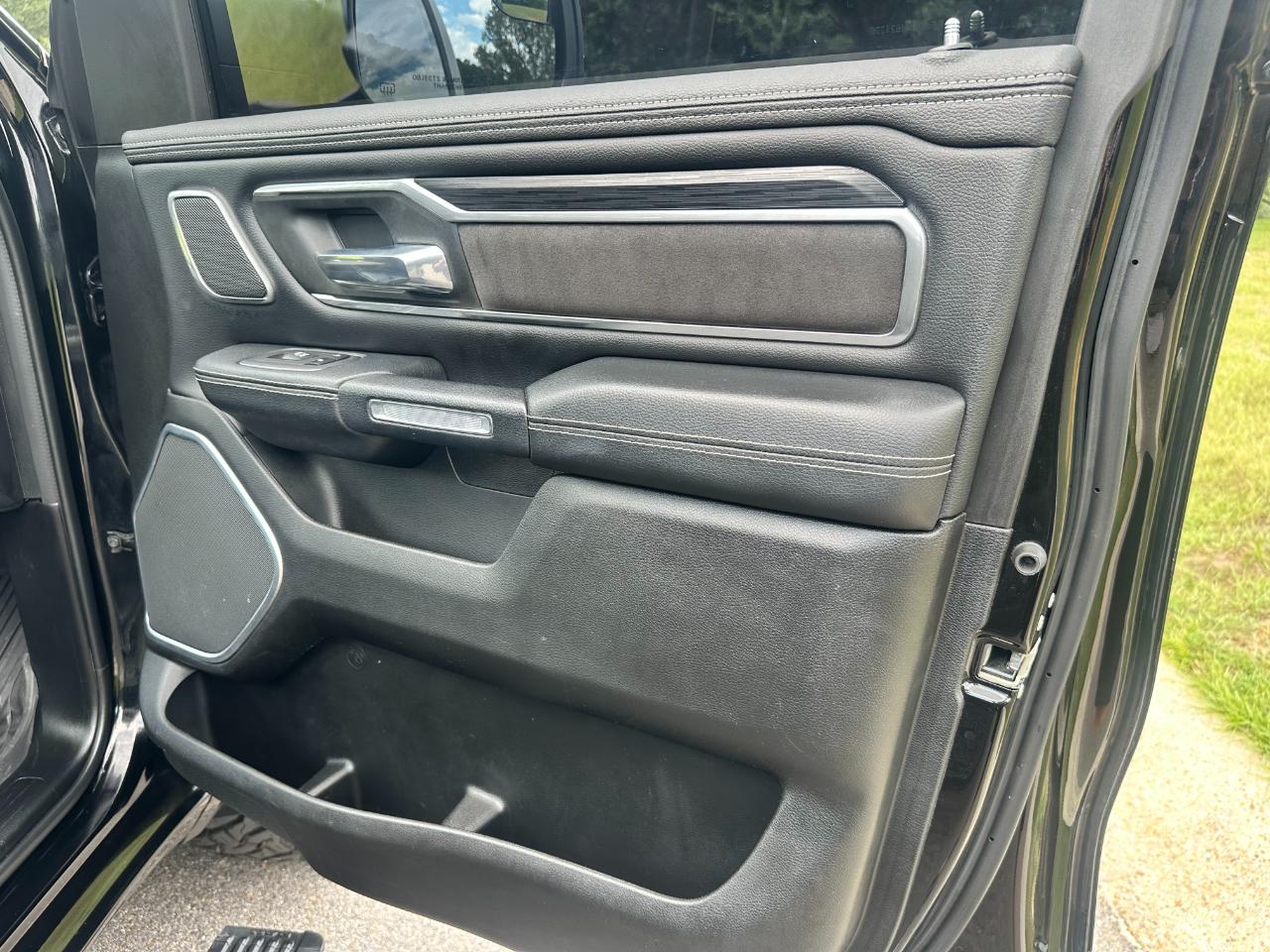 RAM 1500 Laramie 4x4 Crew Cab 5'7" Box 2023