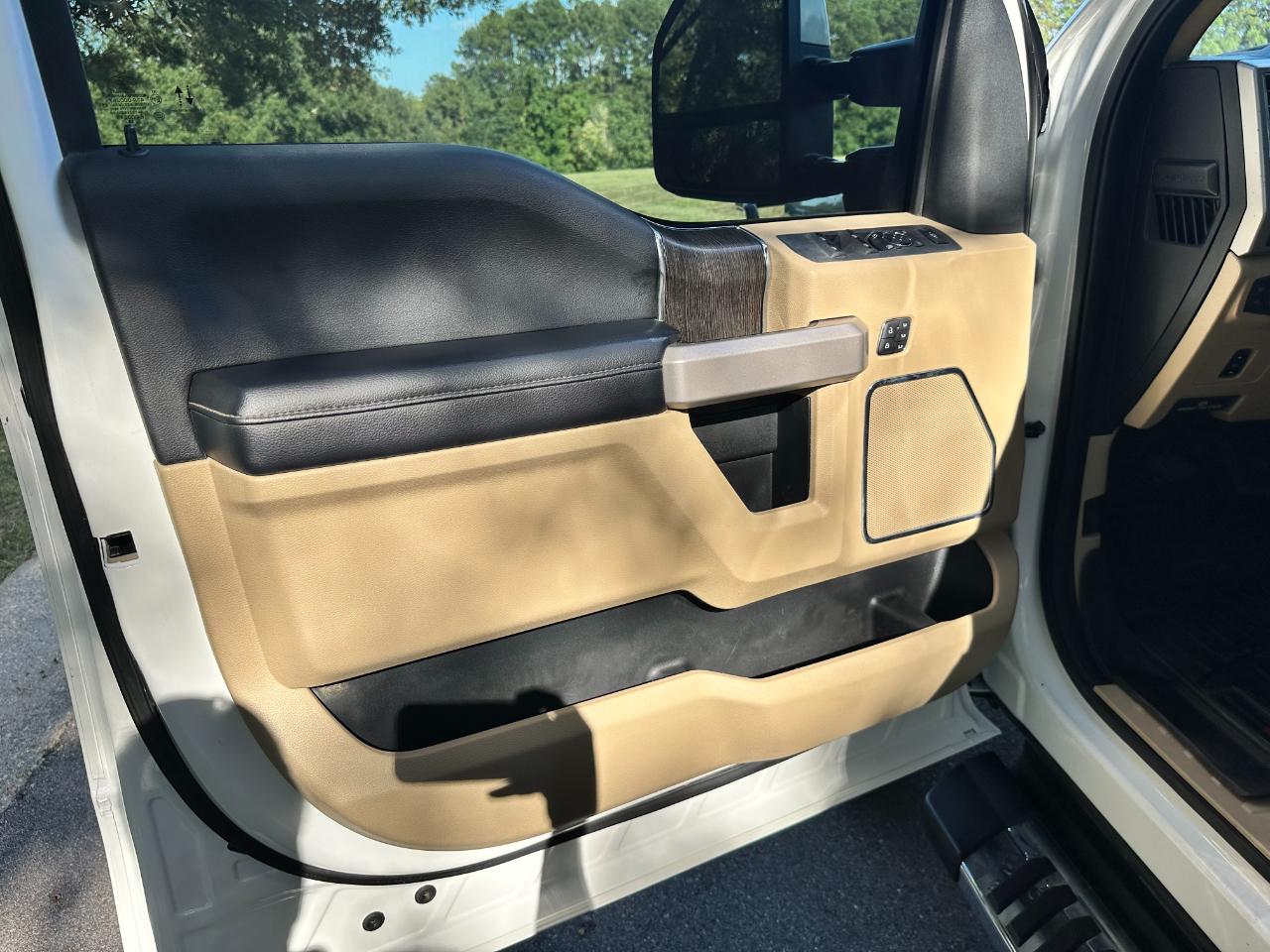 Ford Super Duty F-350 DRW Lariat 4WD Crew Cab 8' Box 2020