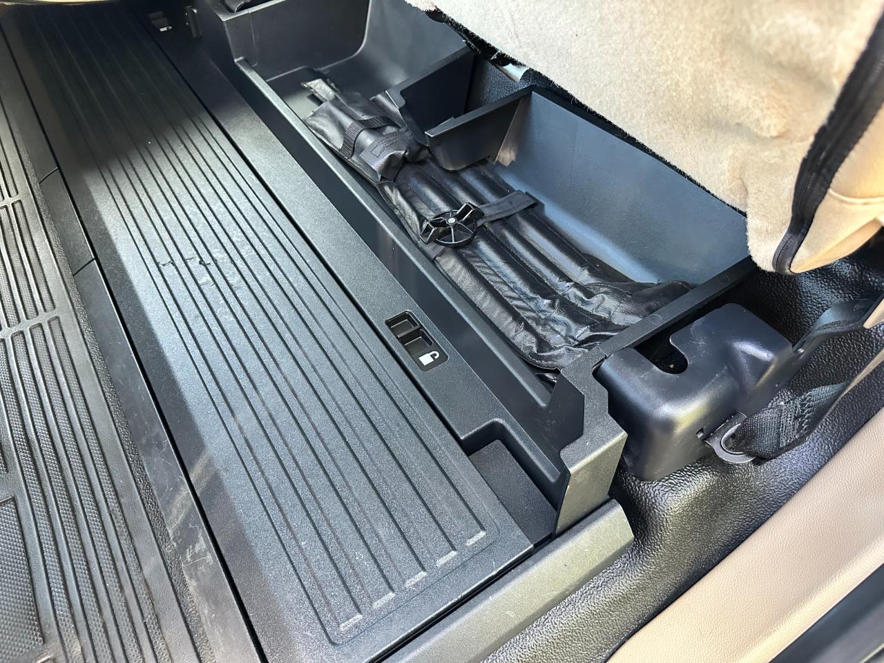 Ford Super Duty F-350 DRW Lariat 4WD Crew Cab 8' Box 2020