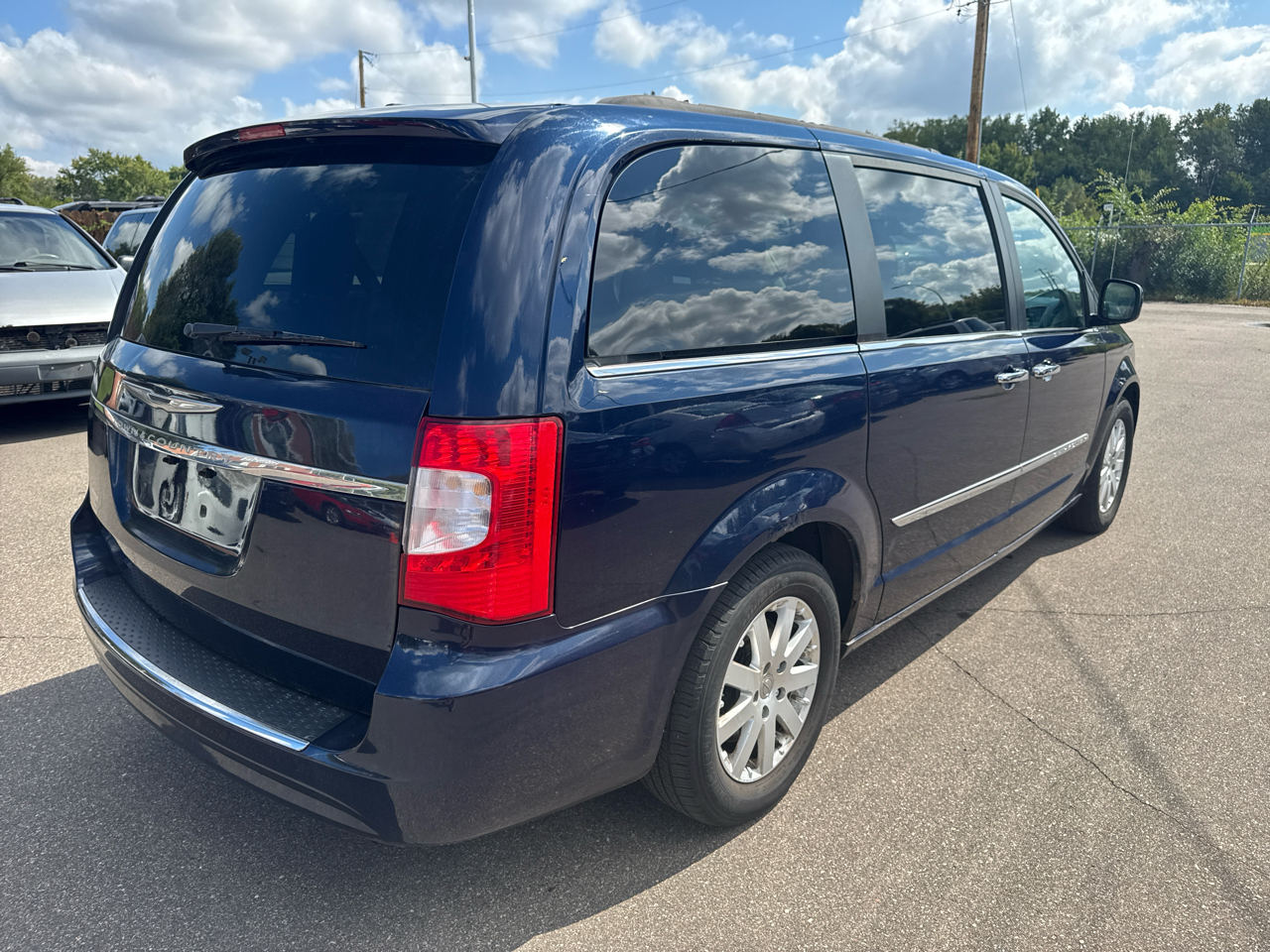 2015 Chrysler Town & Country Touring photo 3