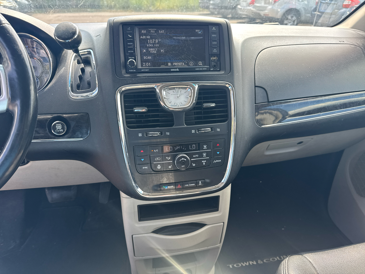2015 Chrysler Town & Country Touring photo 8