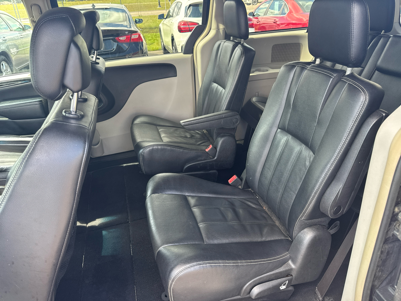 2015 Chrysler Town & Country Touring photo 9