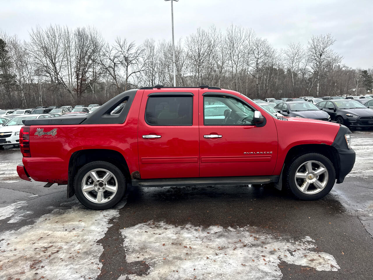 Chevrolet Avalanche 4WD Crew Cab LS 2012