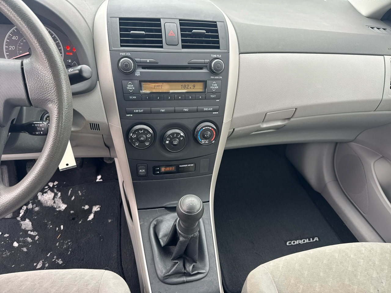 Toyota Corolla 4dr Sdn Man (Natl) 2010