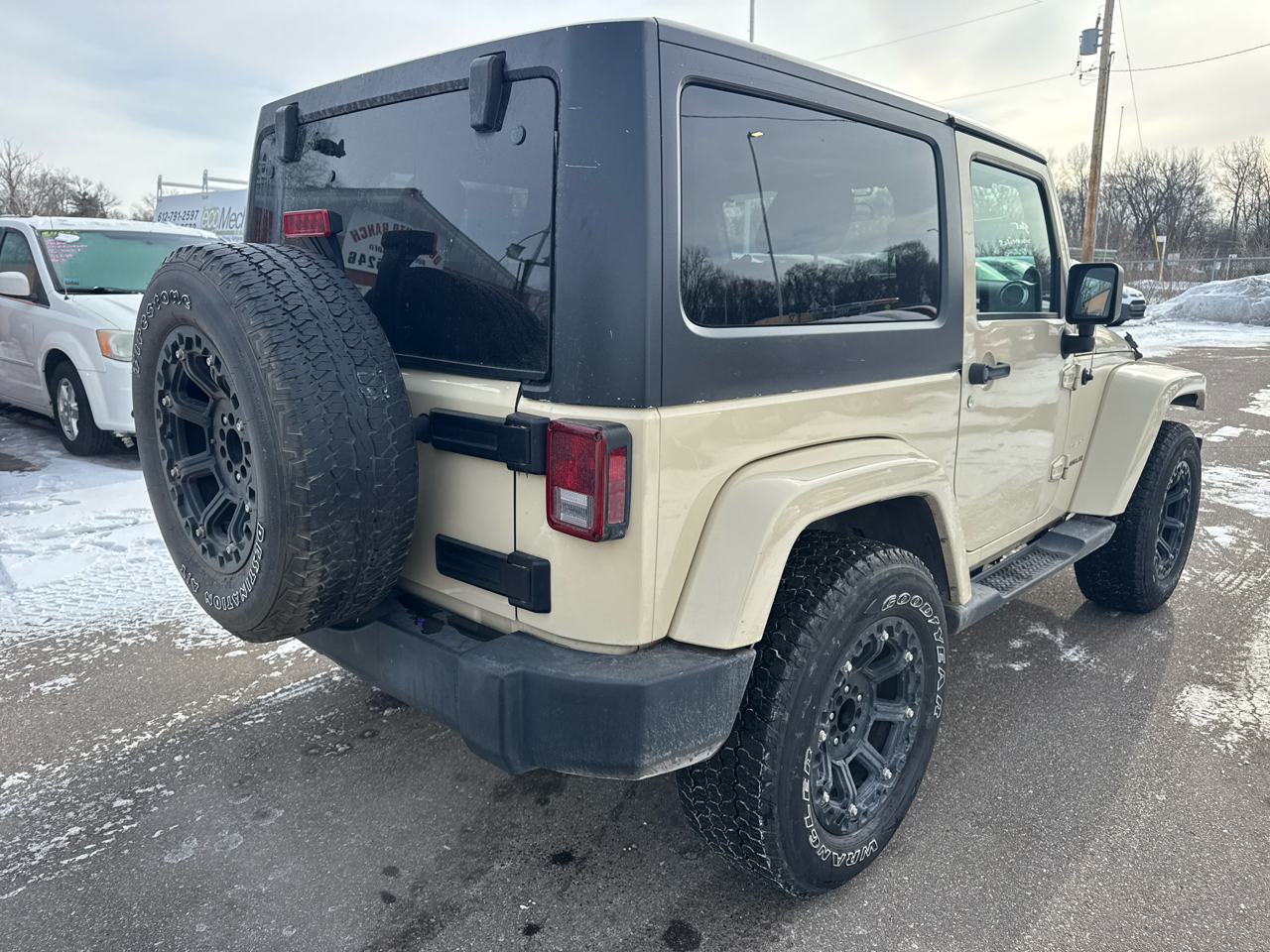 Jeep Wrangler 4WD 2dr Sahara 2011