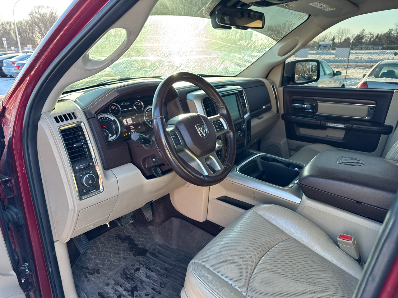 RAM 1500 4WD Crew Cab 140.5" Laramie 2015
