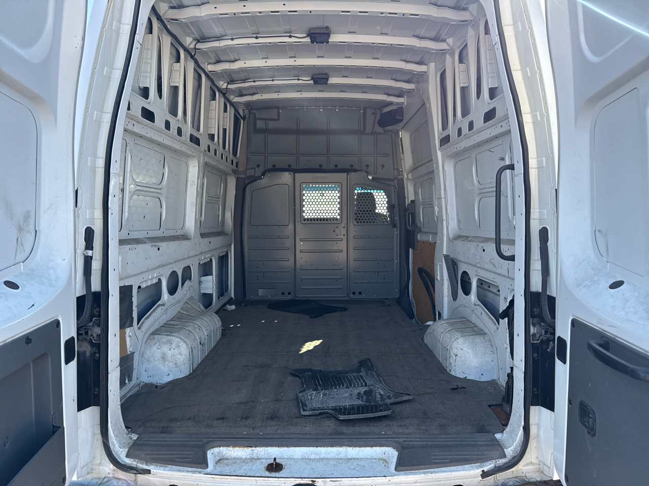 Nissan NV High Roof 2500 V6 S 2013