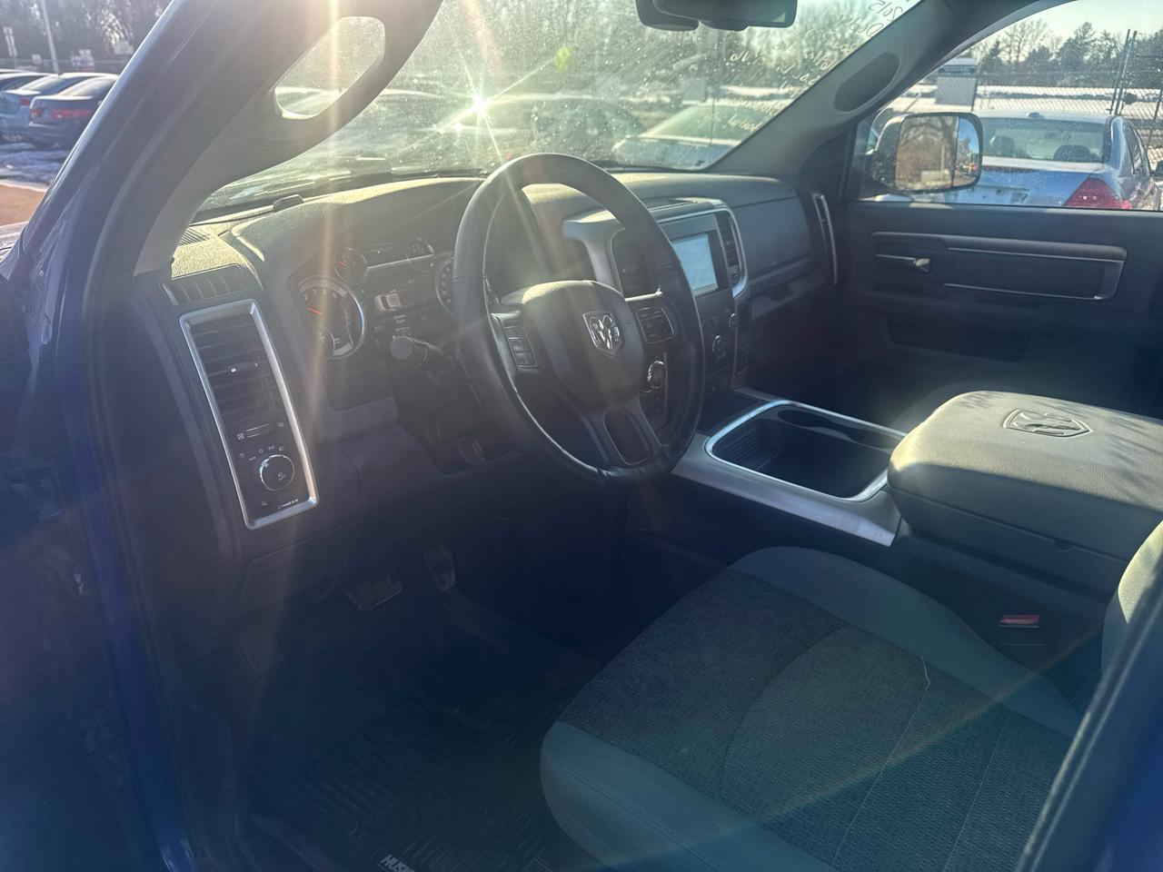 RAM 1500 4WD Crew Cab 140.5" Outdoorsman 2015