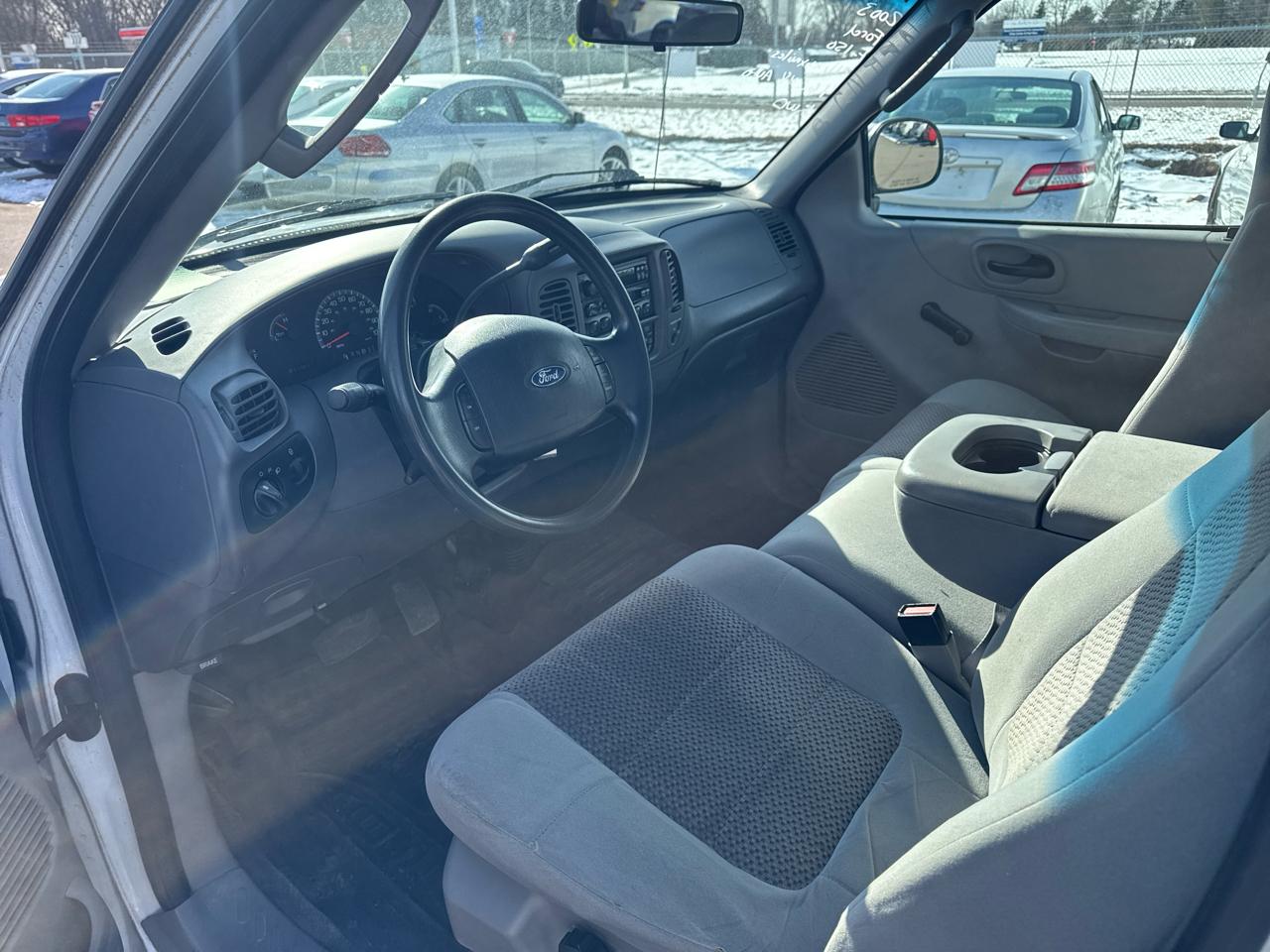 Ford F-150 XL 2WD Reg Cab 8' Box 2003