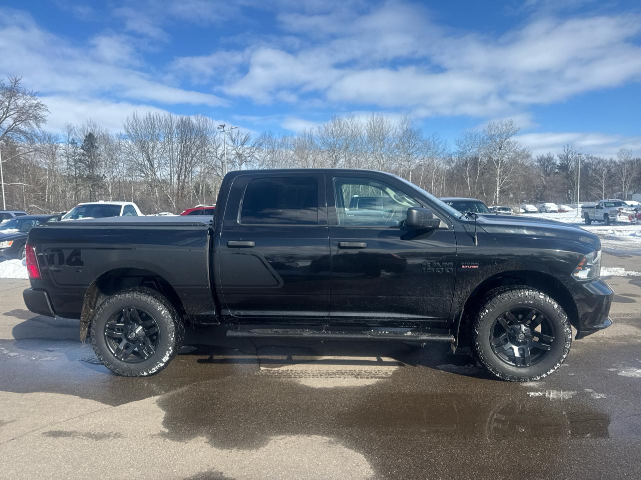 RAM 1500 Express 4x4 Crew Cab 5'7" Box 2017