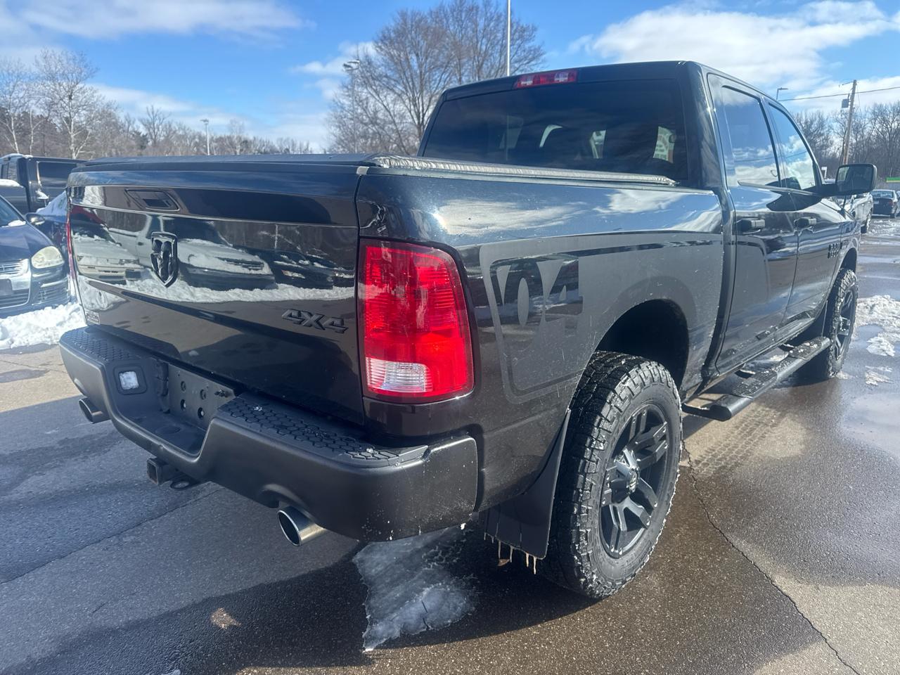 RAM 1500 Express 4x4 Crew Cab 5'7" Box 2017