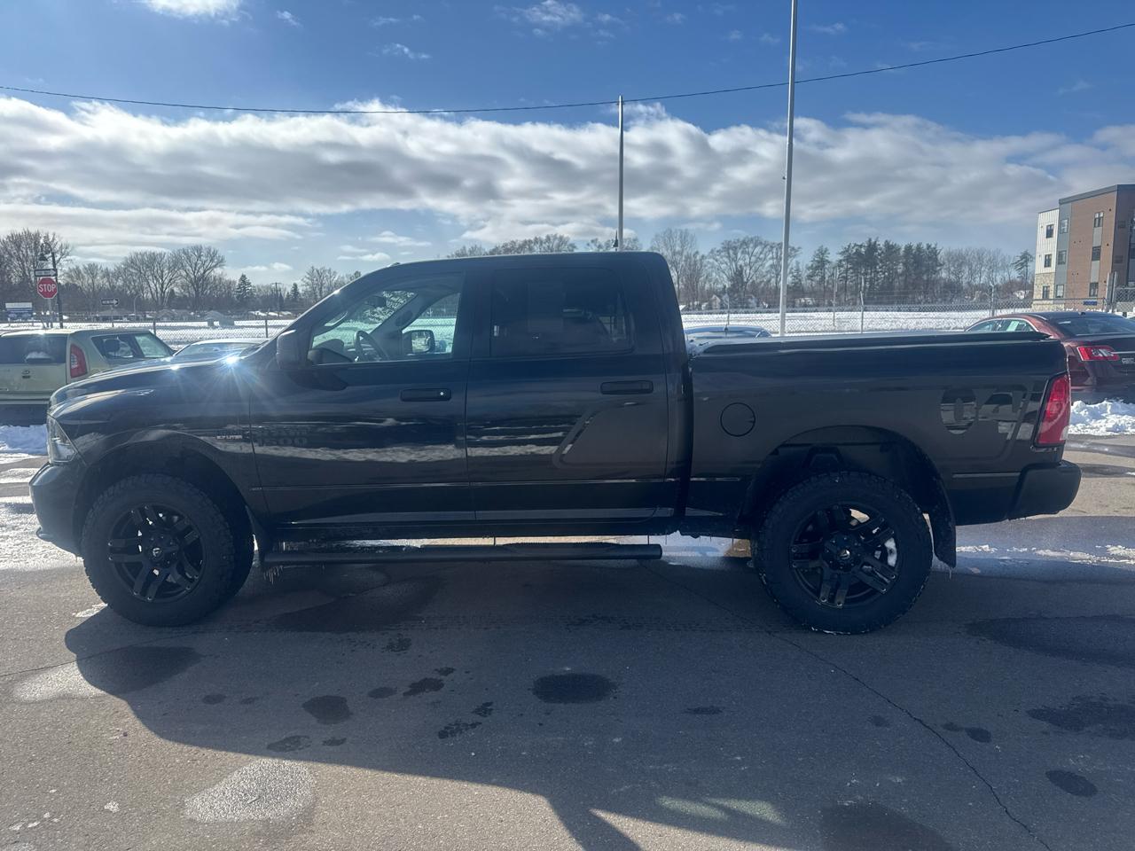 RAM 1500 Express 4x4 Crew Cab 5'7" Box 2017