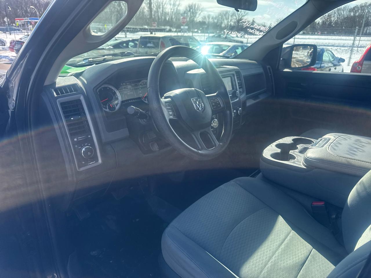 RAM 1500 Express 4x4 Crew Cab 5'7" Box 2017