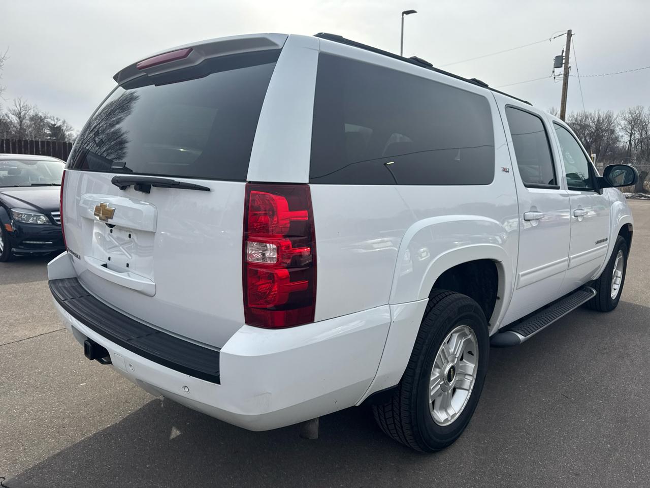 Chevrolet Suburban 4WD 4dr 1500 LT 2013