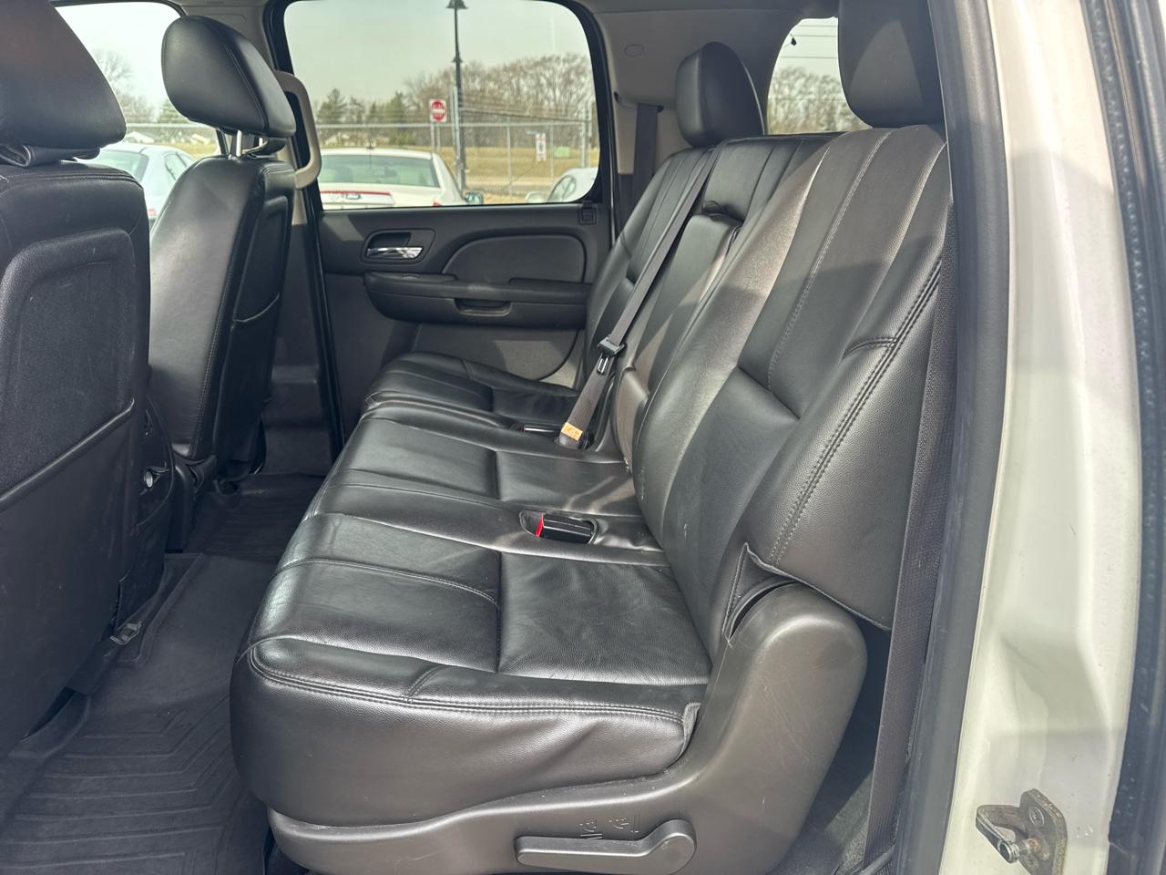 Chevrolet Suburban 4WD 4dr 1500 LT 2013