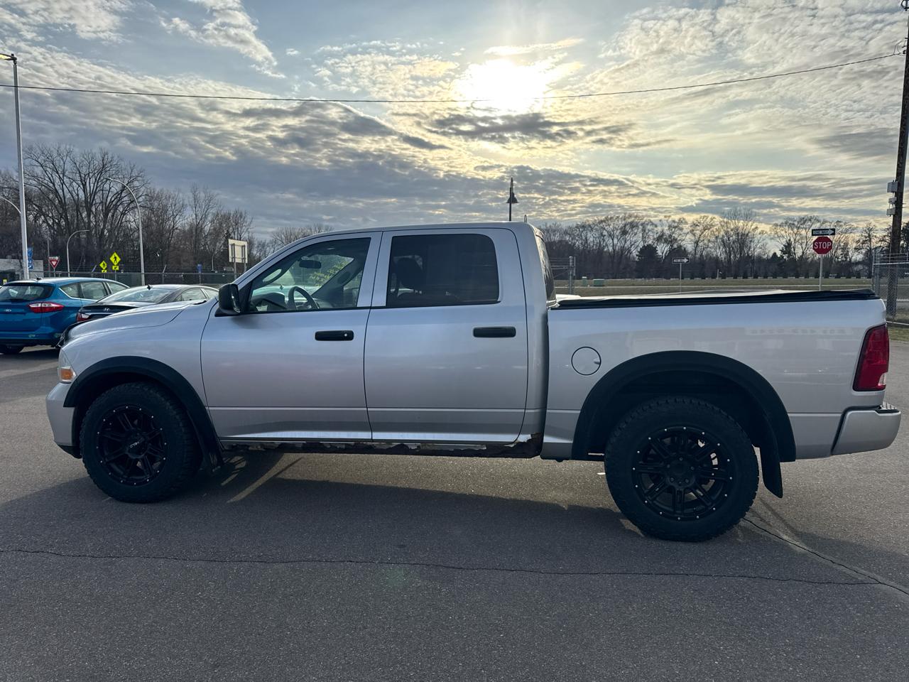 RAM 1500 4WD Crew Cab 140.5" Express 2012