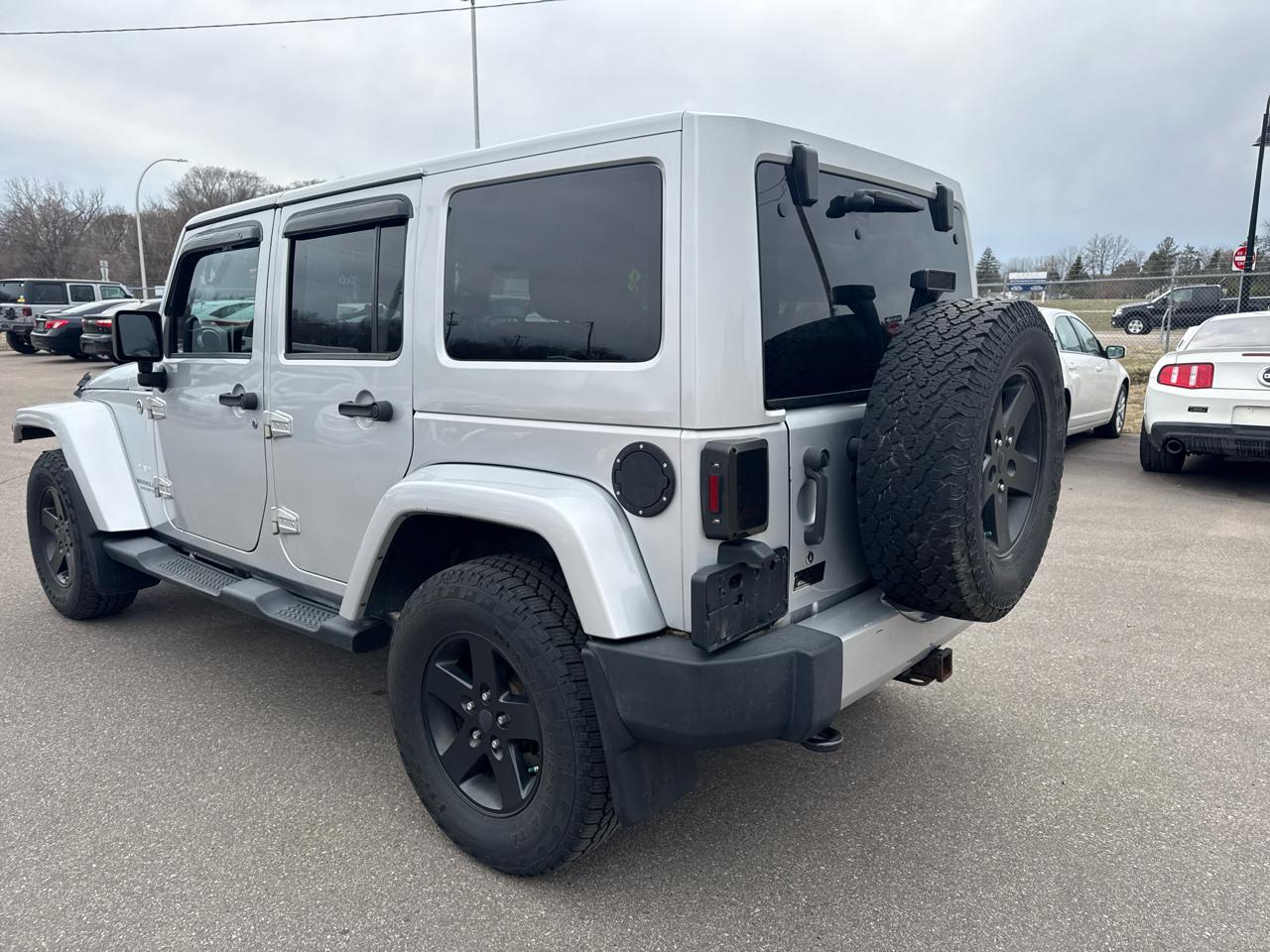 Jeep Wrangler Unlimited 4WD 4dr Sahara 2012