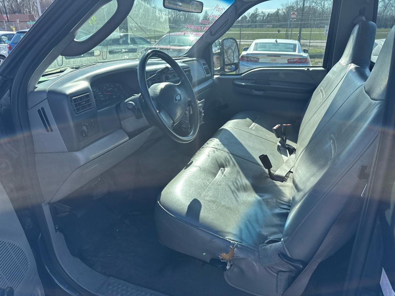 Ford Super Duty F-350 SRW Reg Cab 137" XLT 2004