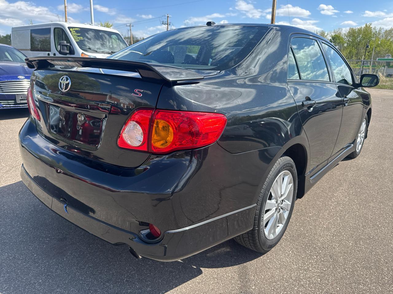 Toyota Corolla 4dr Sdn Man (Natl) 2010