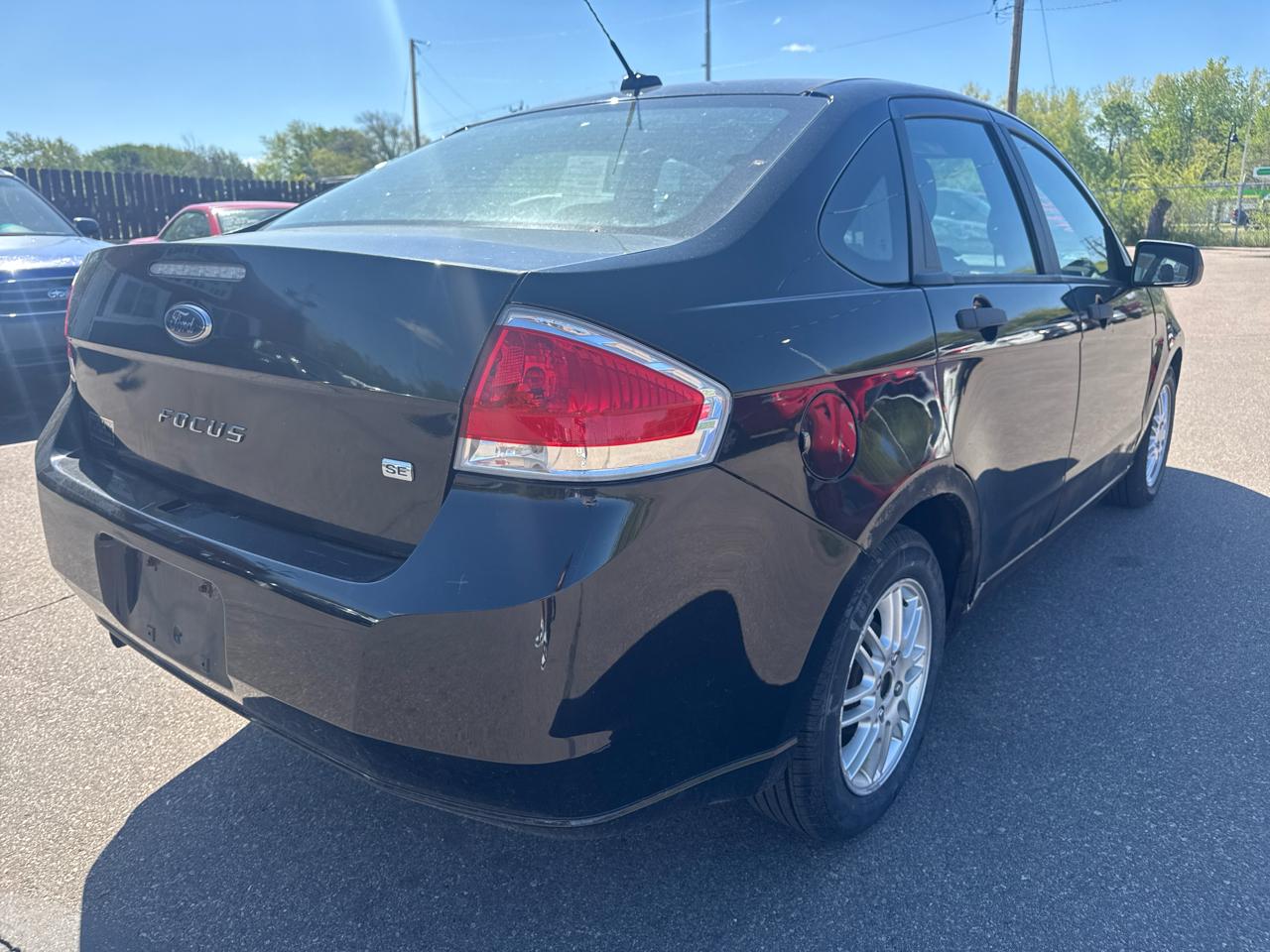 Ford Focus 4dr Sdn SE 2010