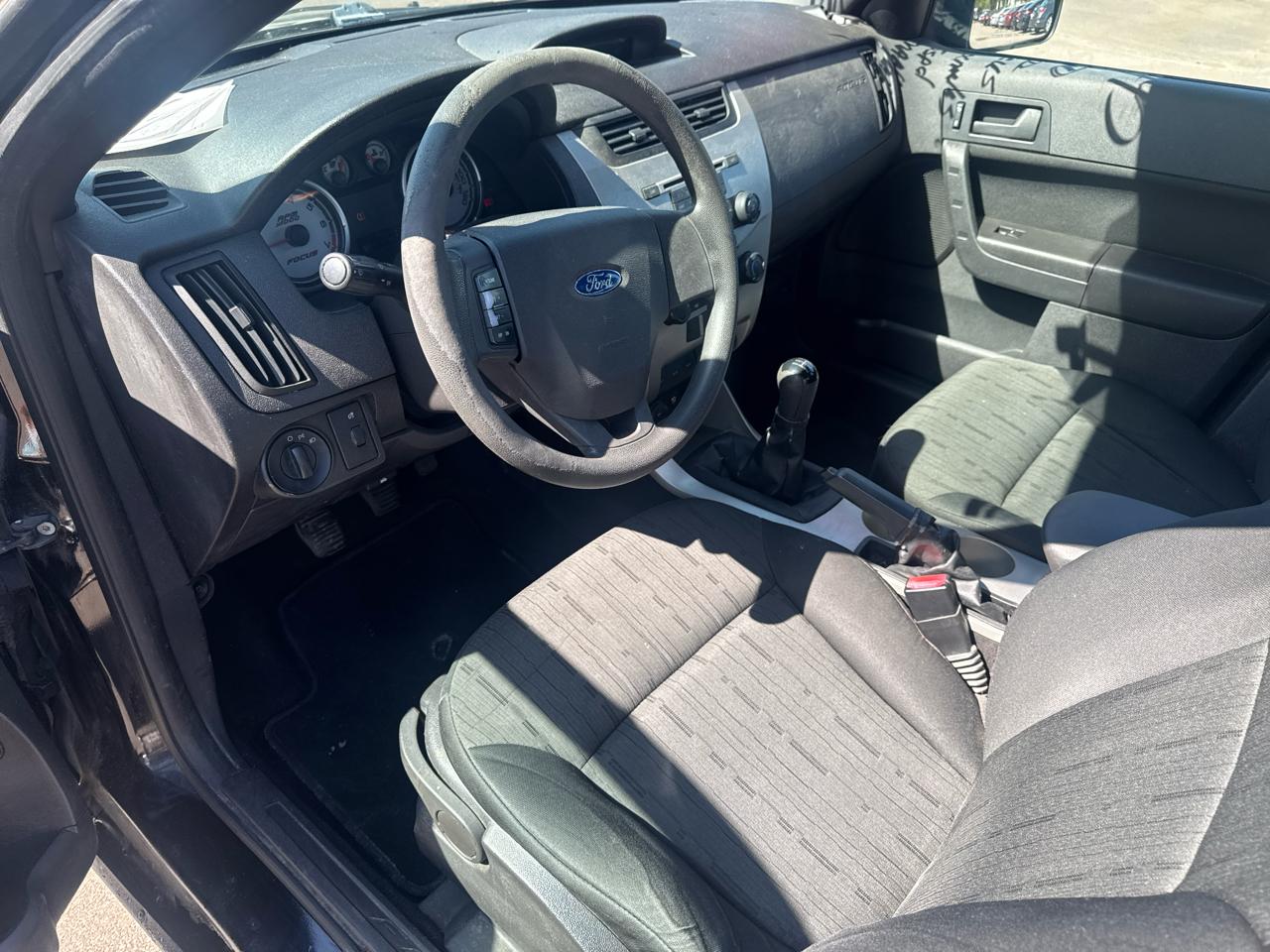 Ford Focus 4dr Sdn SE 2010