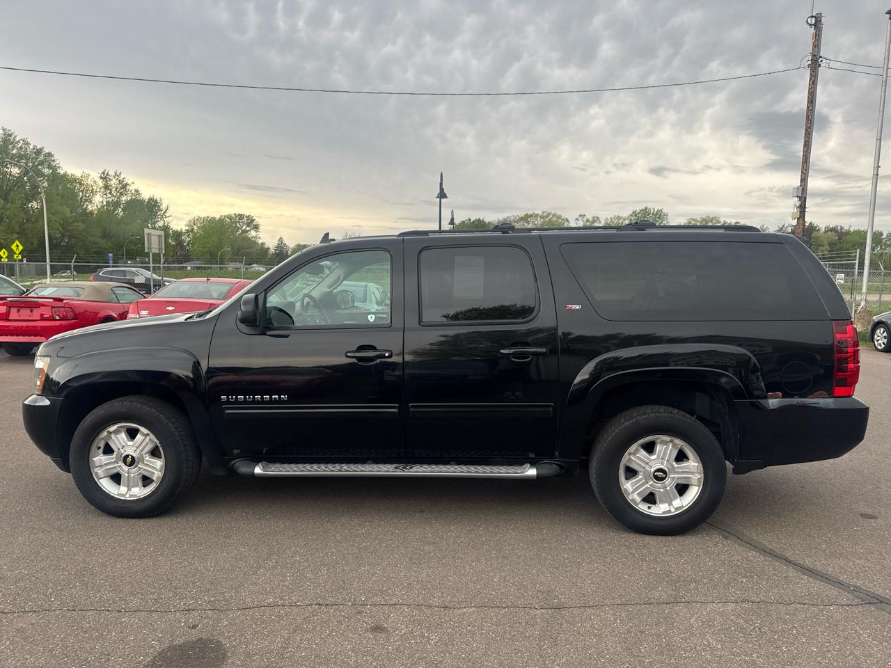 Chevrolet Suburban 4WD 4dr 1500 LT 2013