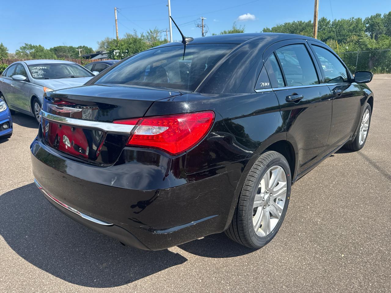 Chrysler 200 4dr Sdn Touring 2012