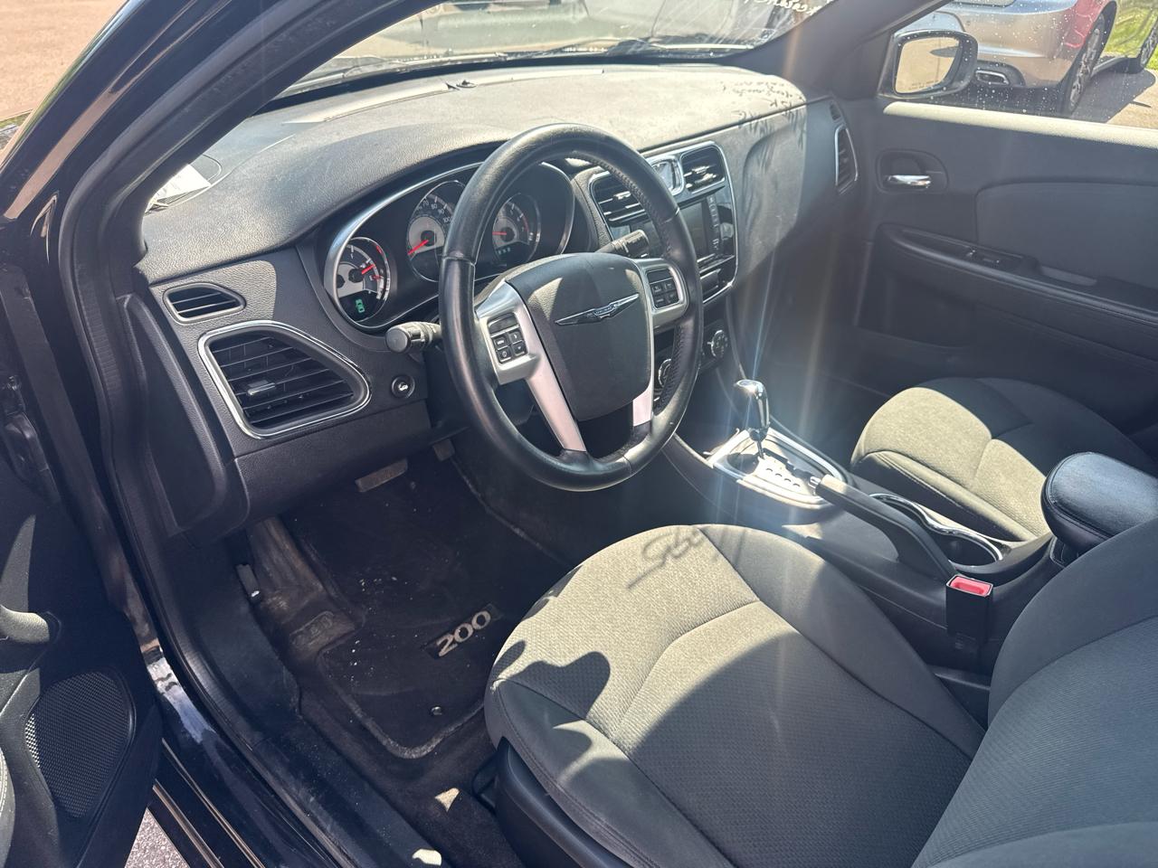Chrysler 200 4dr Sdn Touring 2012