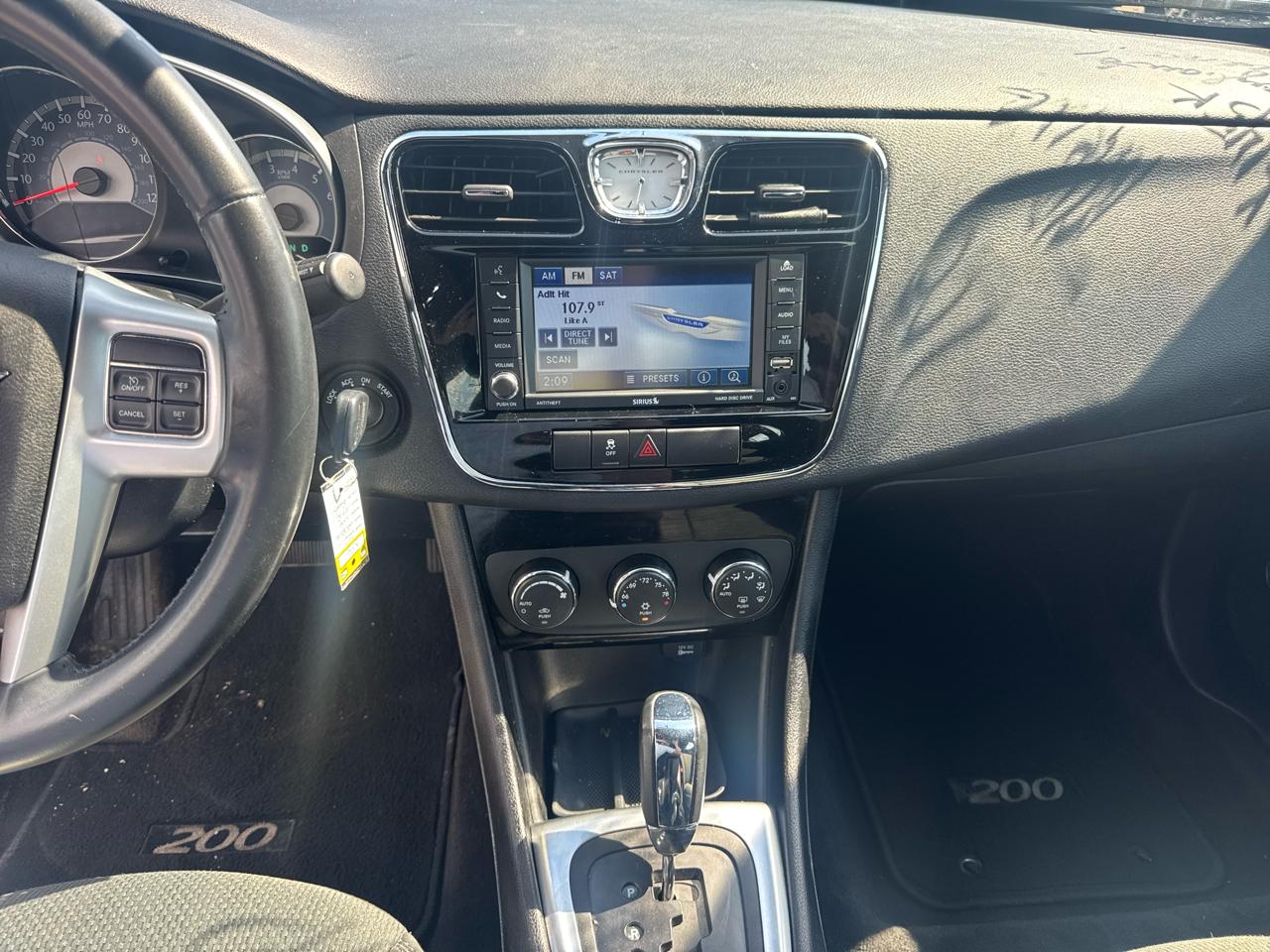 Chrysler 200 4dr Sdn Touring 2012