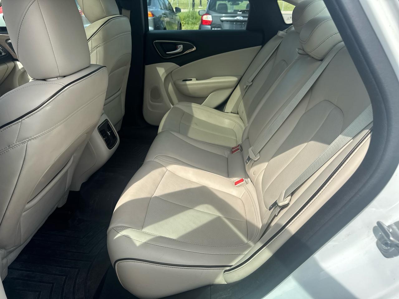 Chrysler 200 4dr Sdn C FWD 2015