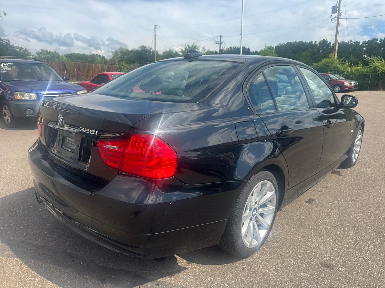 BMW 3 Series 4dr Sdn 328i xDrive AWD SULEV 2011
