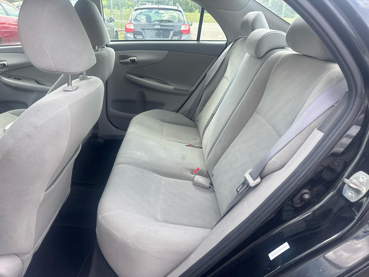 Toyota Corolla 4dr Sdn Man (Natl) 2010
