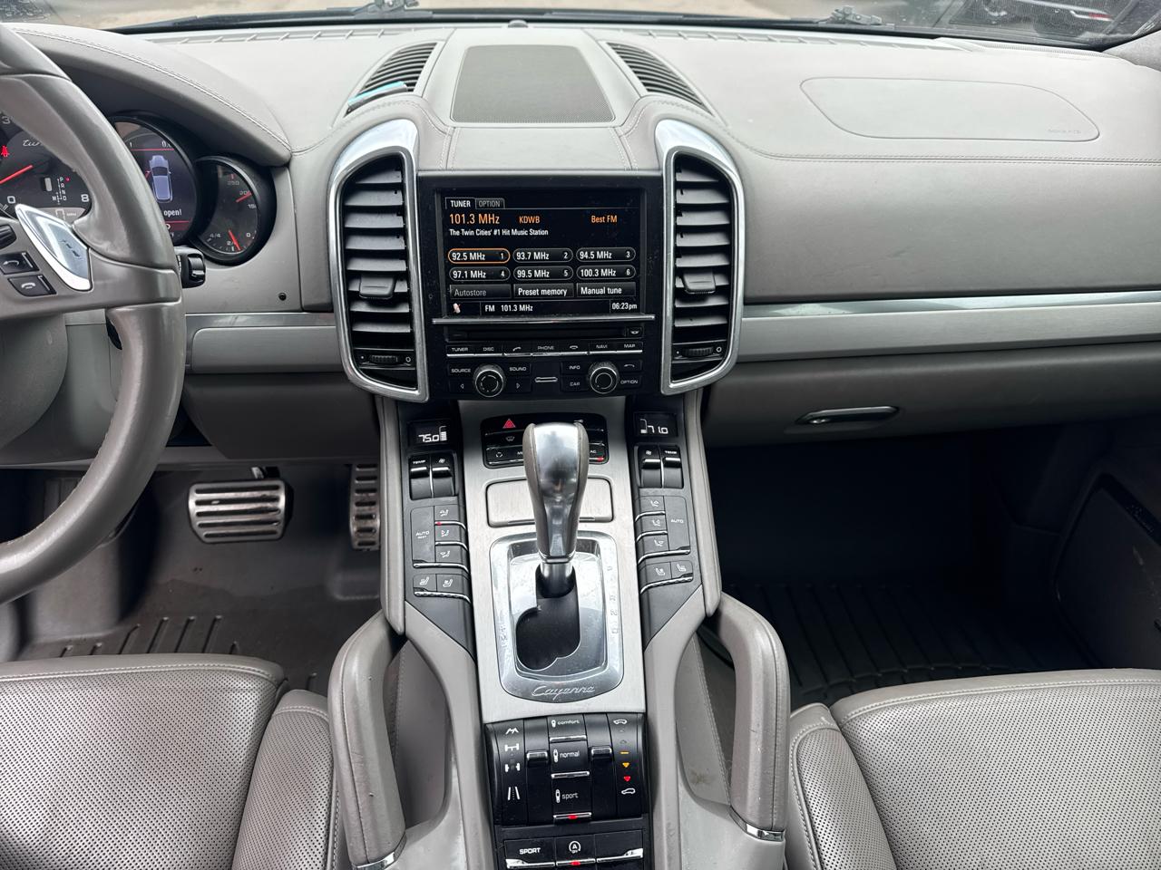 Porsche Cayenne AWD 4dr Turbo 2011