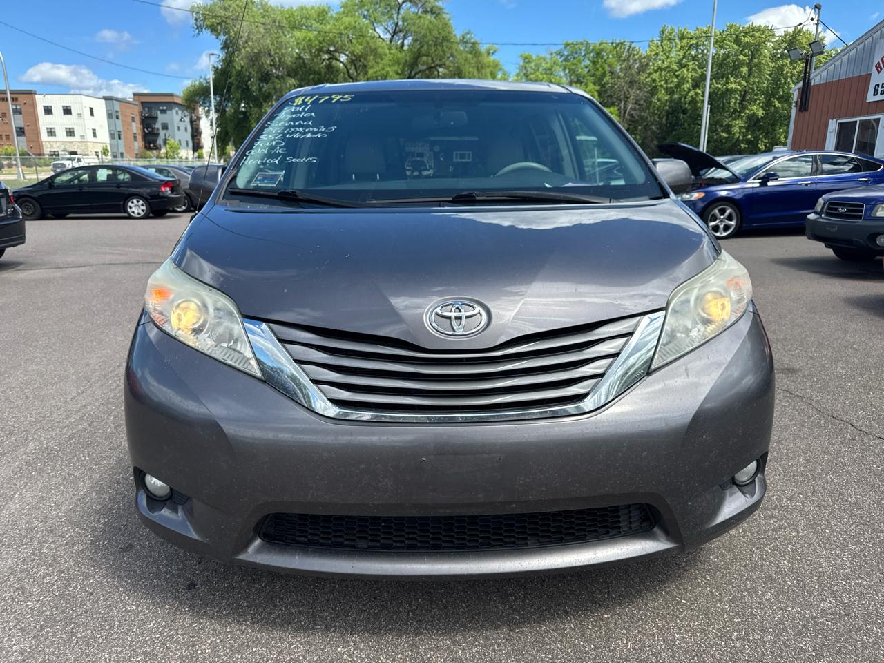 Toyota Sienna 5dr 7-Pass Van V6 XLE AAS FWD (Natl) 2011