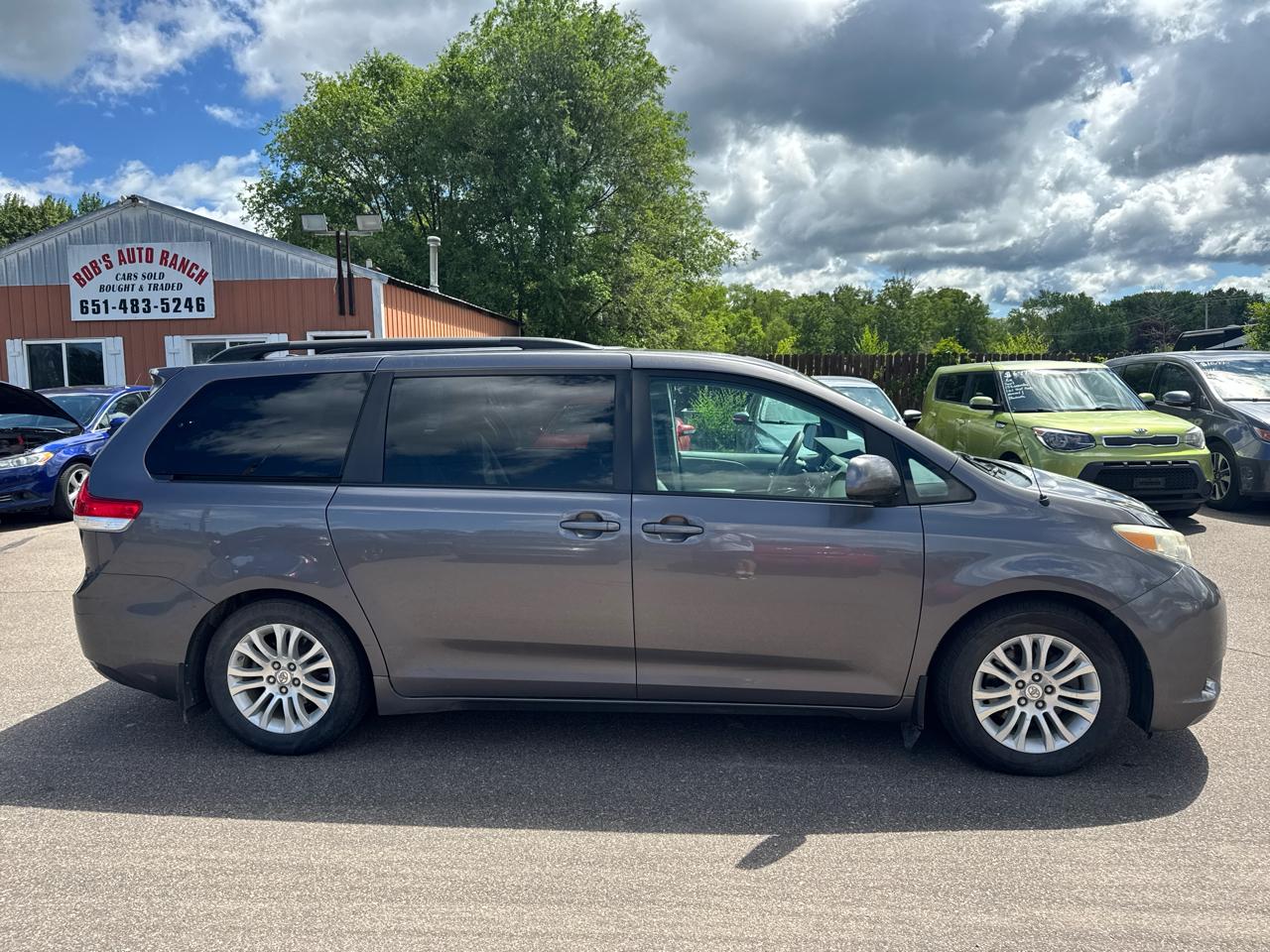 Toyota Sienna 5dr 7-Pass Van V6 XLE AAS FWD (Natl) 2011