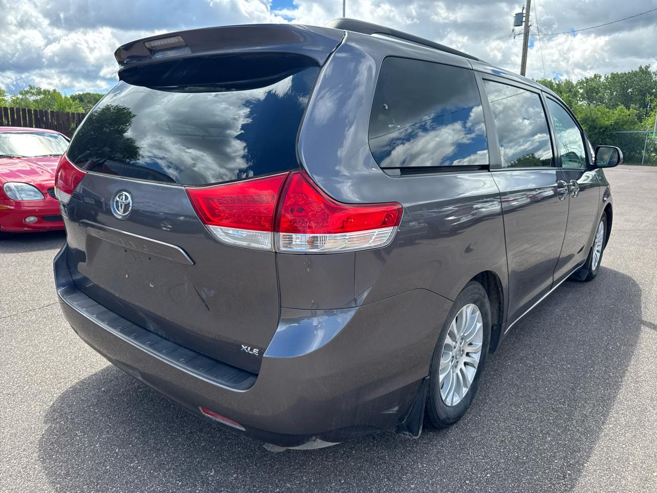 Toyota Sienna 5dr 7-Pass Van V6 XLE AAS FWD (Natl) 2011