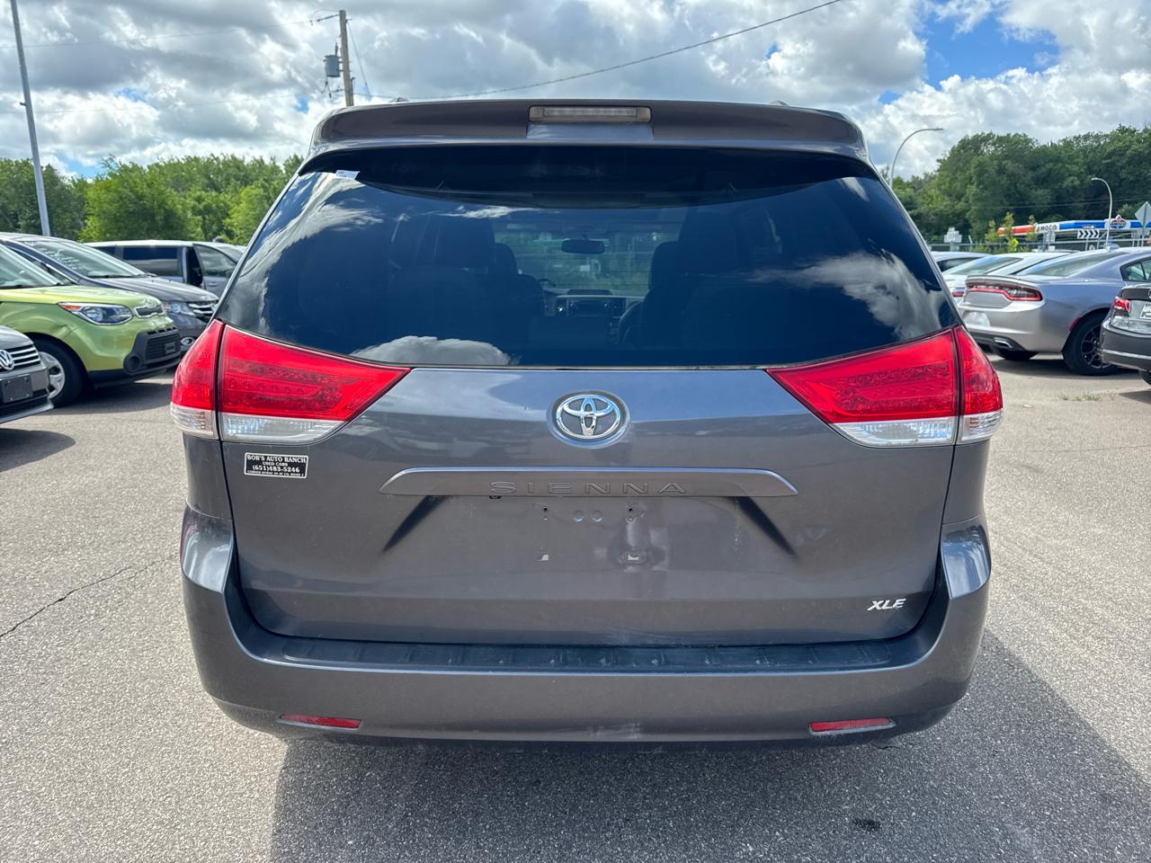 Toyota Sienna 5dr 7-Pass Van V6 XLE AAS FWD (Natl) 2011