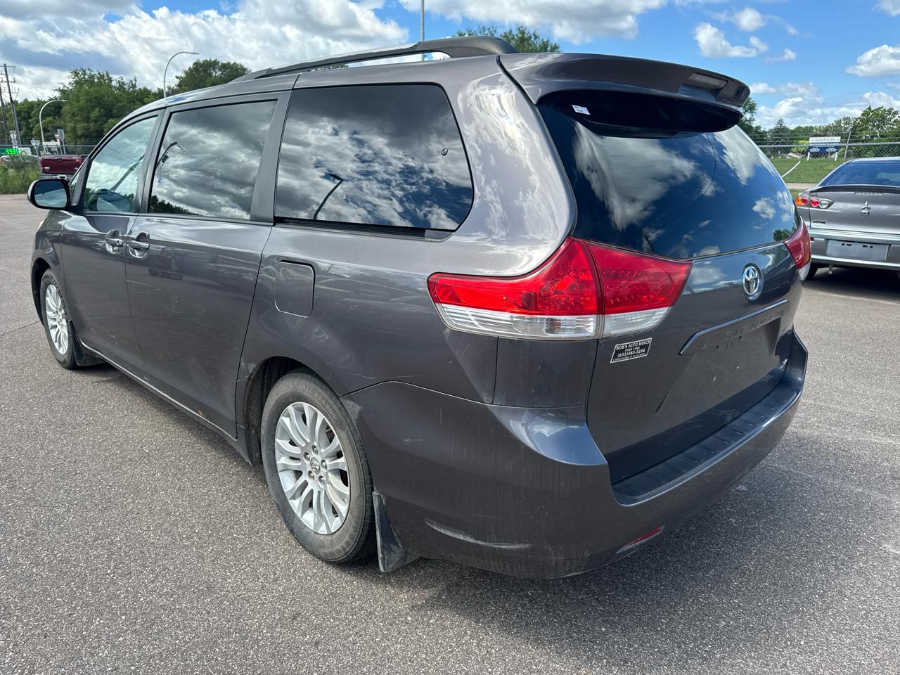 Toyota Sienna 5dr 7-Pass Van V6 XLE AAS FWD (Natl) 2011