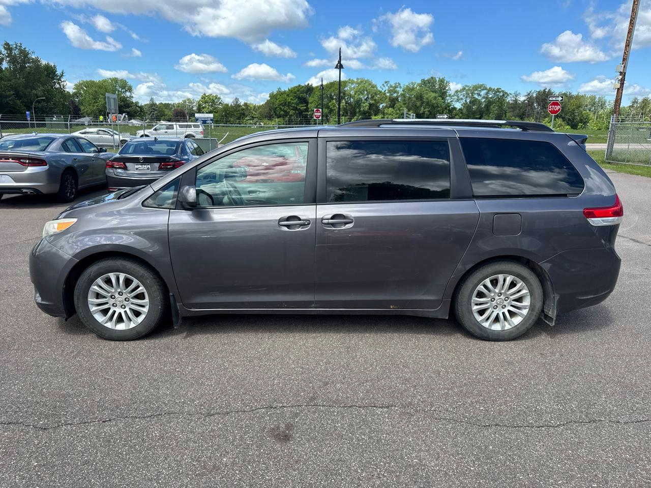 Toyota Sienna 5dr 7-Pass Van V6 XLE AAS FWD (Natl) 2011