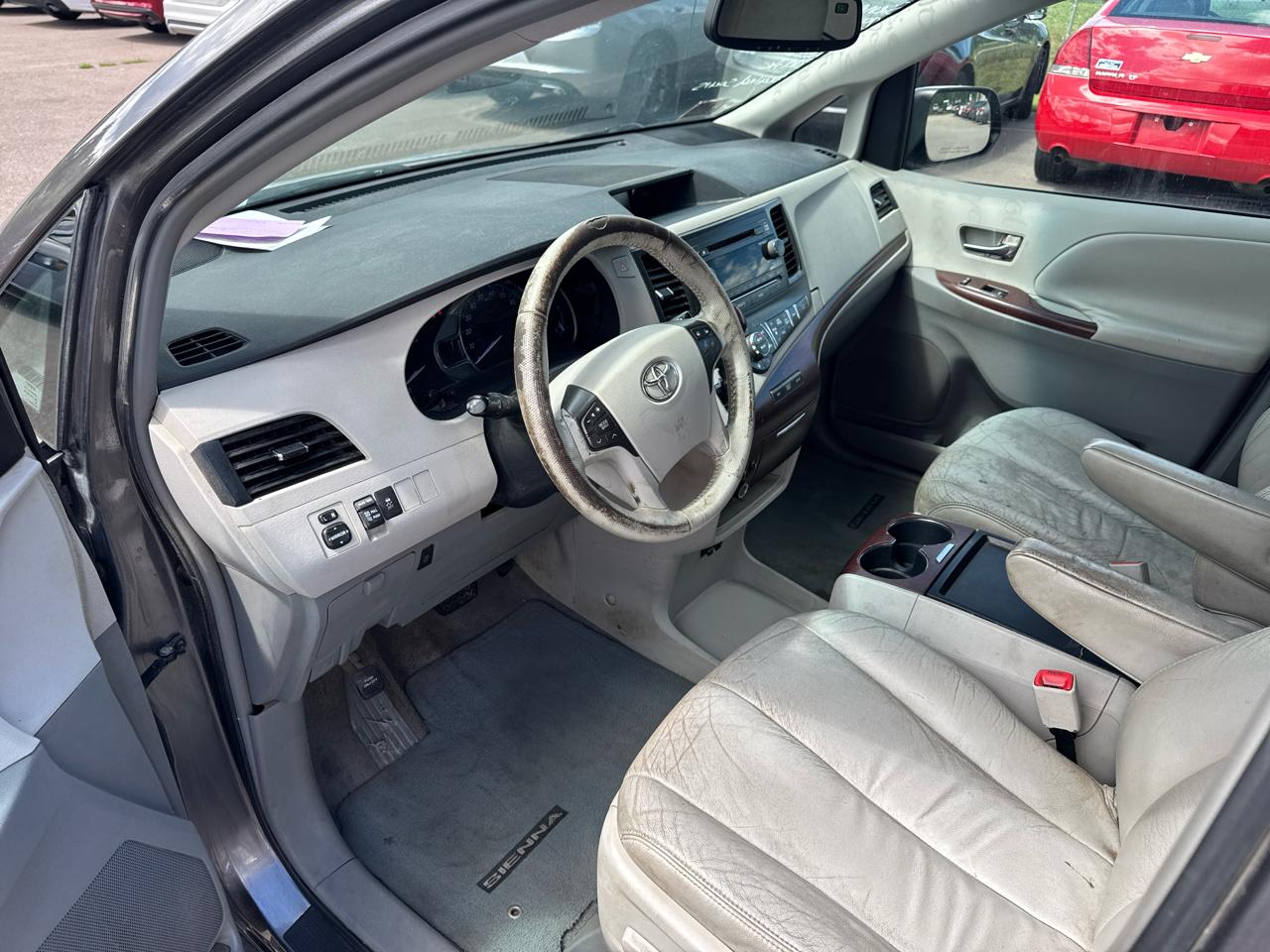 Toyota Sienna 5dr 7-Pass Van V6 XLE AAS FWD (Natl) 2011