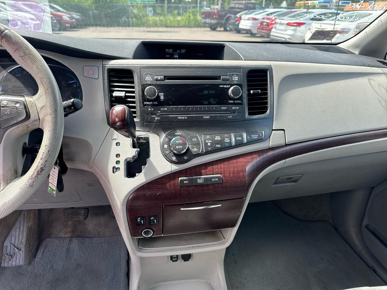 Toyota Sienna 5dr 7-Pass Van V6 XLE AAS FWD (Natl) 2011