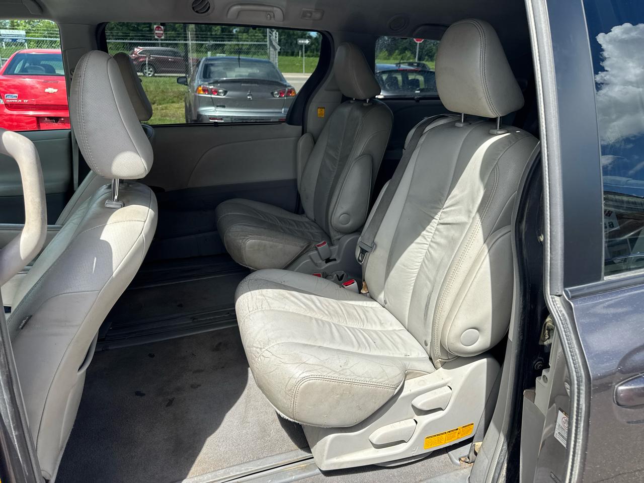 Toyota Sienna 5dr 7-Pass Van V6 XLE AAS FWD (Natl) 2011