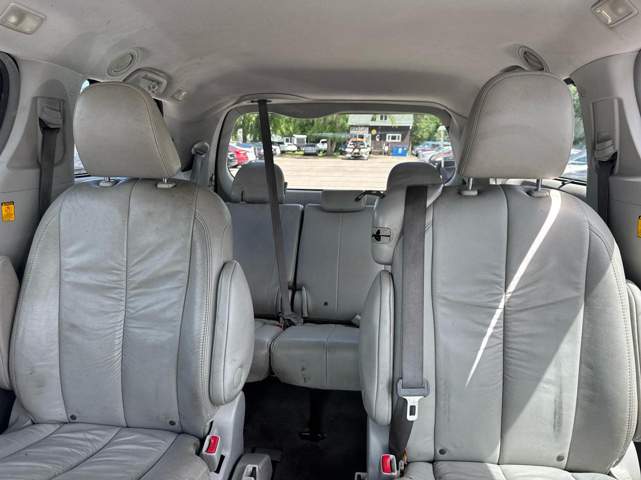 Toyota Sienna 5dr 7-Pass Van V6 XLE AAS FWD (Natl) 2011