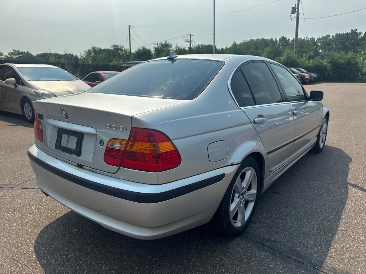 BMW 3 Series 330i 4dr Sdn RWD 2005
